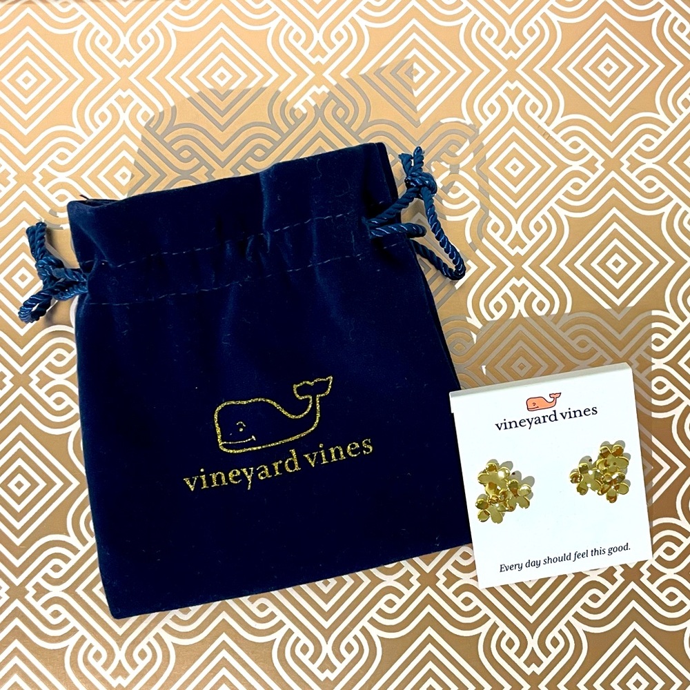 New Vineyard Vines blue earrings/jewelry bag